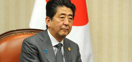 Экс-премьер Японии умер после покушения