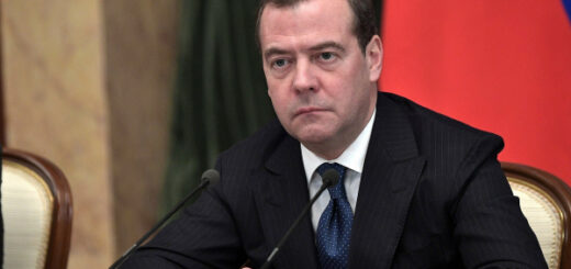 Антироссийские санкции: Медведев начал угрожать Западу войной