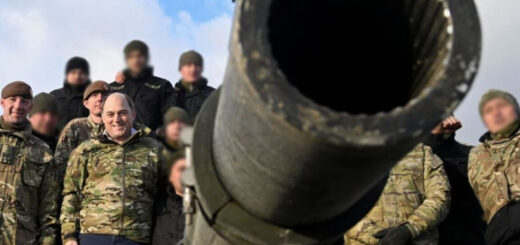 Міністр оборони Великої Британії відвідав українських військових, які навчаються на Challenger 2