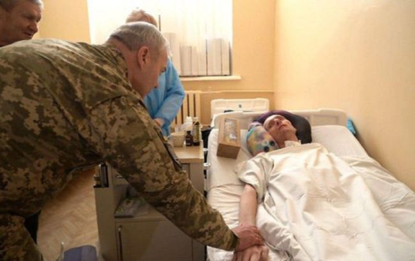 Тяжкопоранений воїн, історія якого зворушила Україну, отримає шанс на одужання (фото)