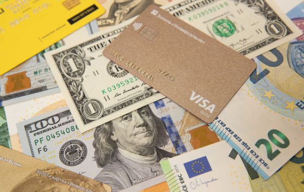 Українцям дали поради, як захистити свою платіжну картку від шахраїв