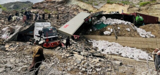 Масивний зсув ґрунту у Пакистані засипав вантажівки біля кордону з Афганістаном, двоє людей загинули