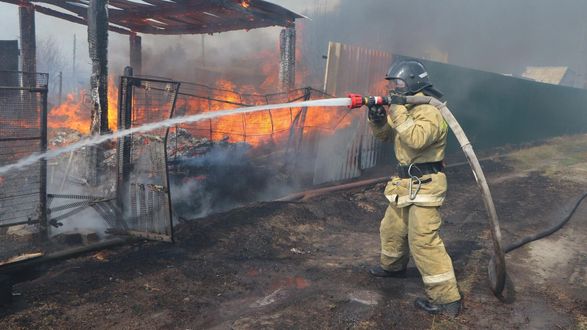 Пожежі в курганській області не припиняються - загинув чоловік, вогонь перекинувся на завод
