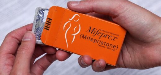 Адміністрація Байдена просить Верховний суд США скасувати обмеження на таблетки для абортів