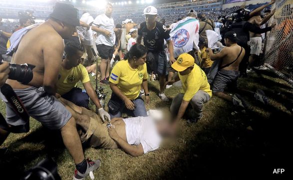 12 людей загинули, 100 отримали поранення у тисняві на футбольному стадіоні в Сан-Сальвадорі