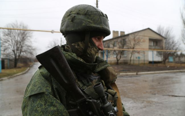 Росіяни риють окопи біля Мелітополя та КамАЗами вивозять розбиту техніку та вбитих