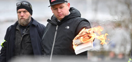 Організатор акції протесту у Швеції відмовився спалювати Біблію та Тору