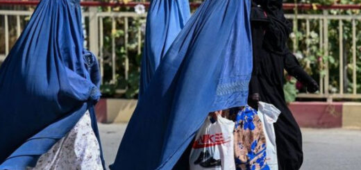 Законопроєкт про хіджаб в Ірані: жінкам загрожує 10 років в'язниці за «невідповідний» одяг