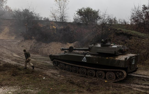 У Сухопутних військах показали, як артилеристи завдають ударів по групі росіян