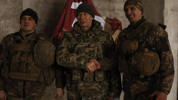 Олександр Сирський побував на фронті та нагородив українських захисників  